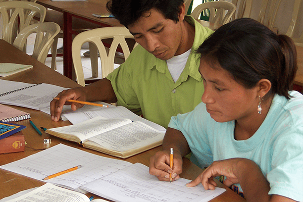 Die Bibelschulen und -kurse in Kolumbien, Peru, Bolivien und Costa Rica fördern die theologische Ausbildung von indigenen Christen.